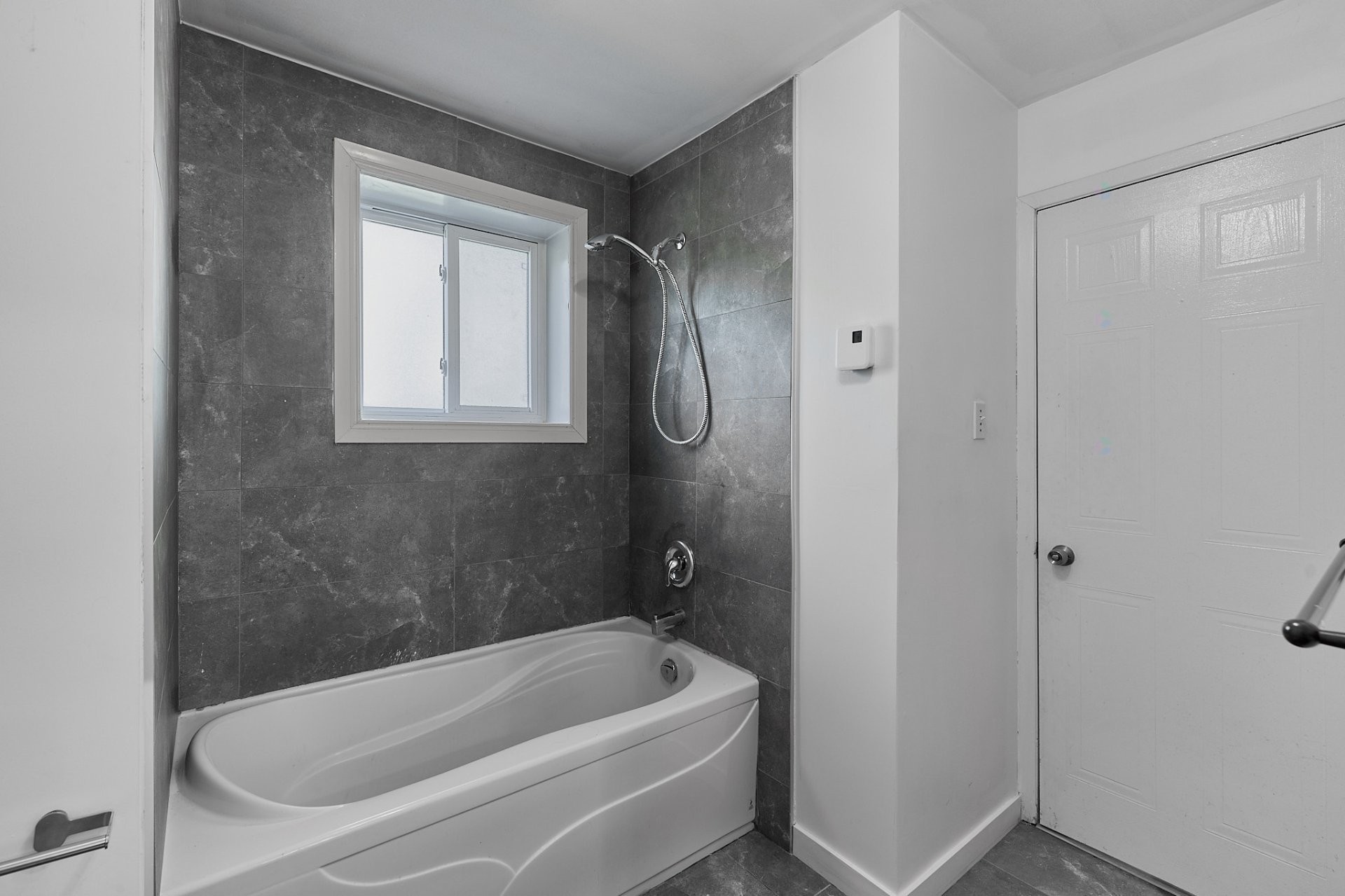Salle de bains - 1 - 1B Rue Ouellette, Saint-Constant, QC