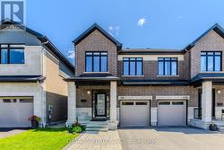 276 AVRO CIRCLE Ottawa, ON K1K 3X8