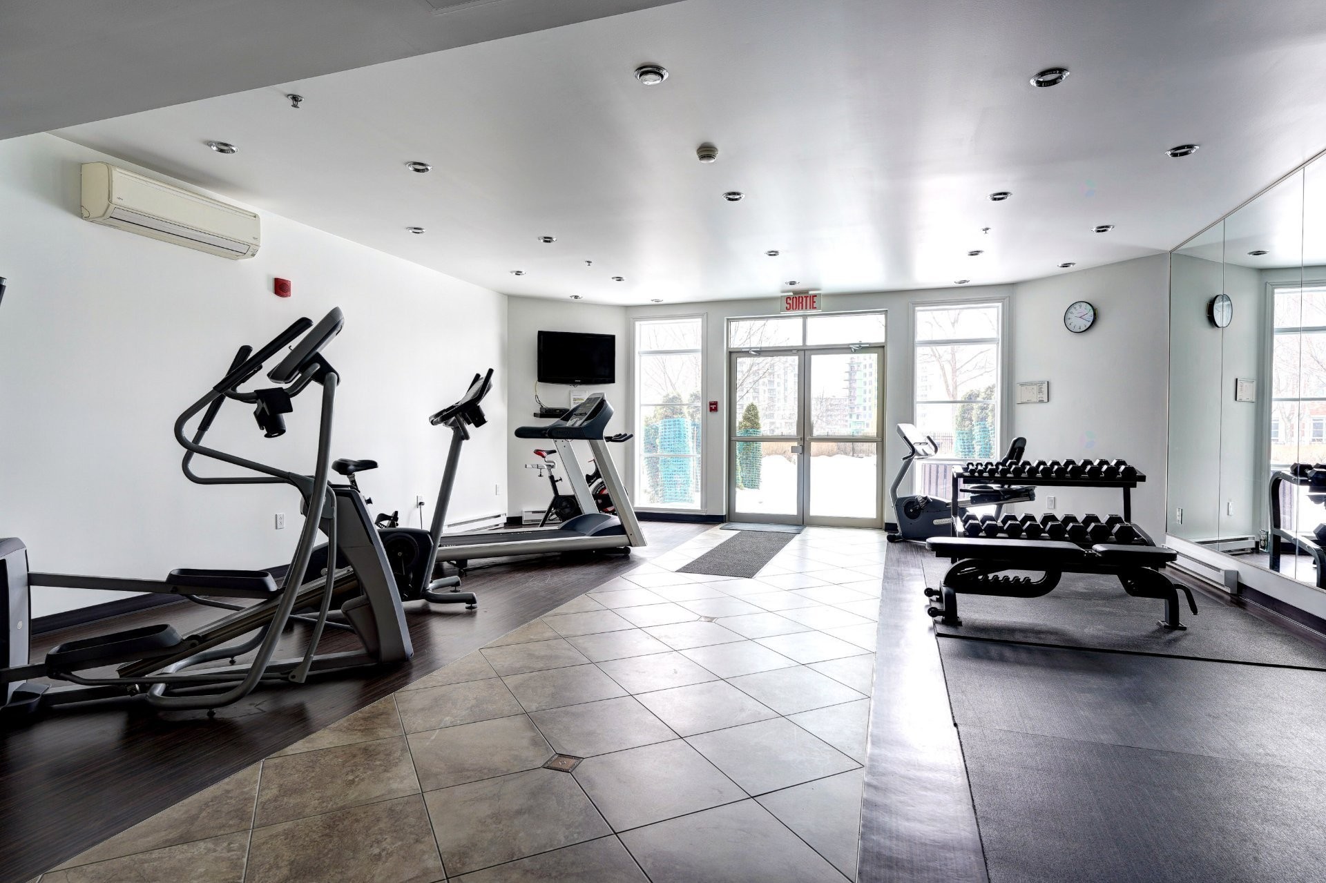 Exercise Room - 208-4455 Rue Des Francs-Bourgeois, Boisbriand, QC