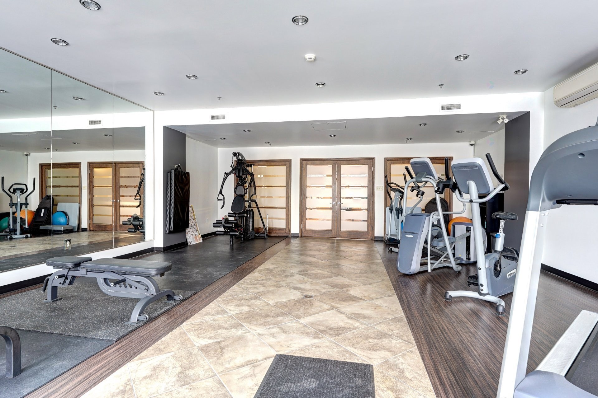 Exercise Room - 208-4455 Rue Des Francs-Bourgeois, Boisbriand, QC