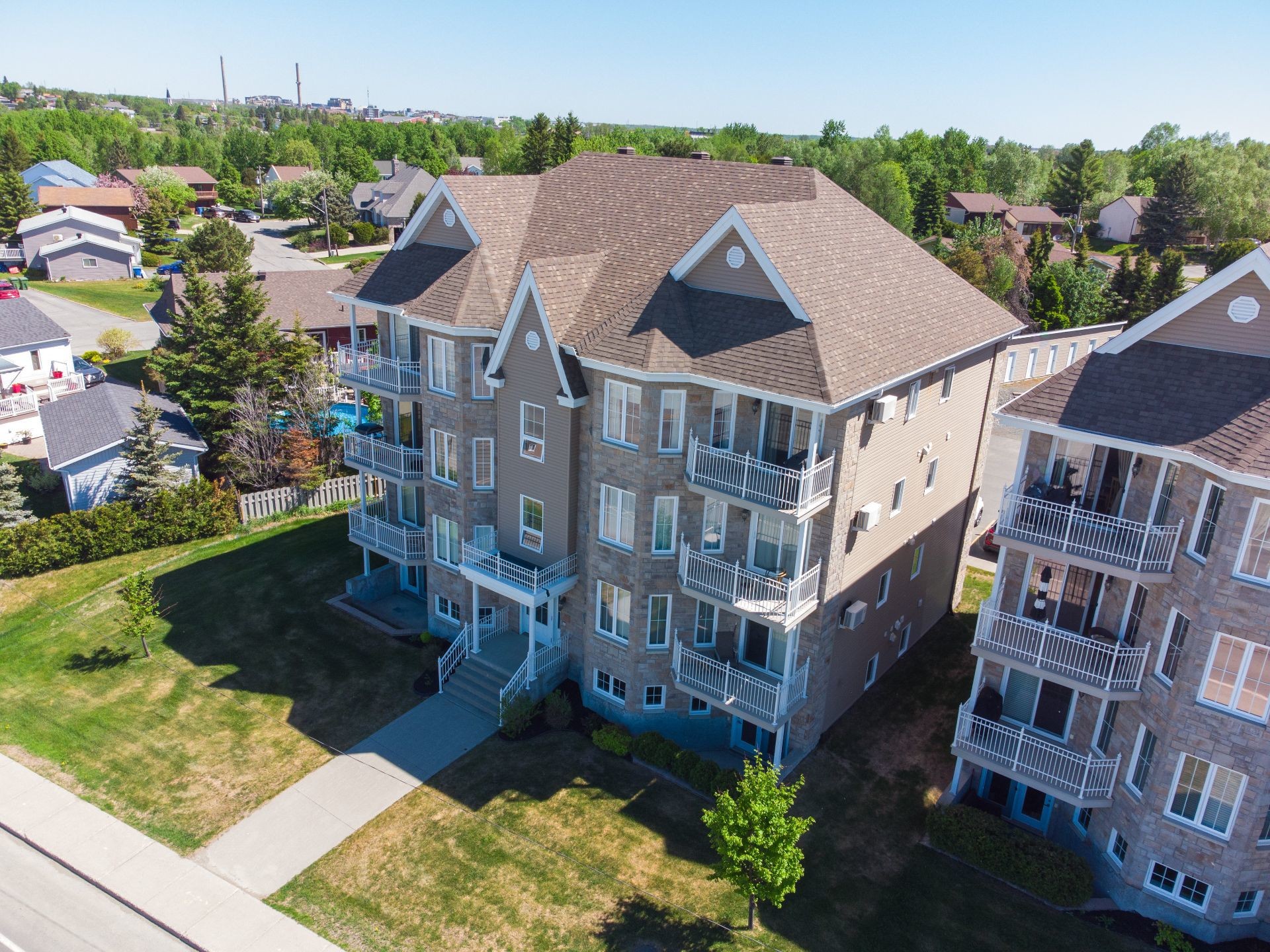 Front of Structure - 2-475 Av. Québec, Rouyn-Noranda, QC