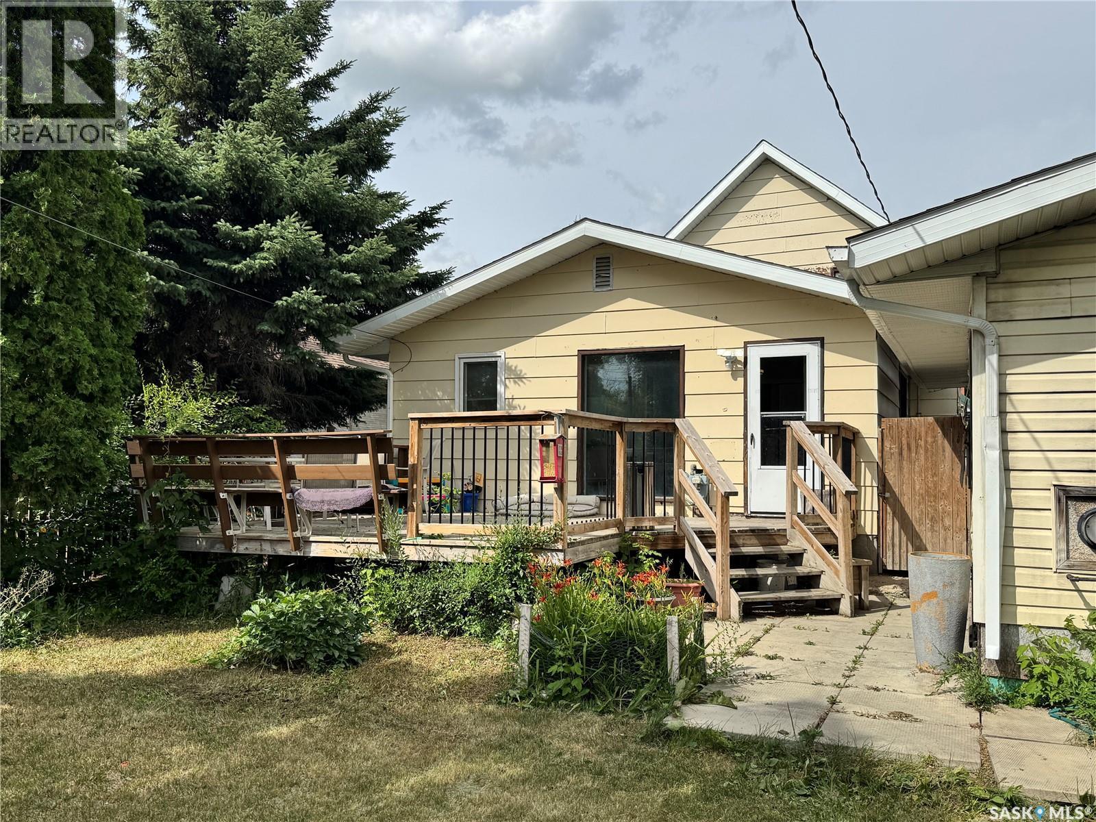 408 4Th Avenue E, Biggar, SK - Outdoor With Deck Patio Veranda