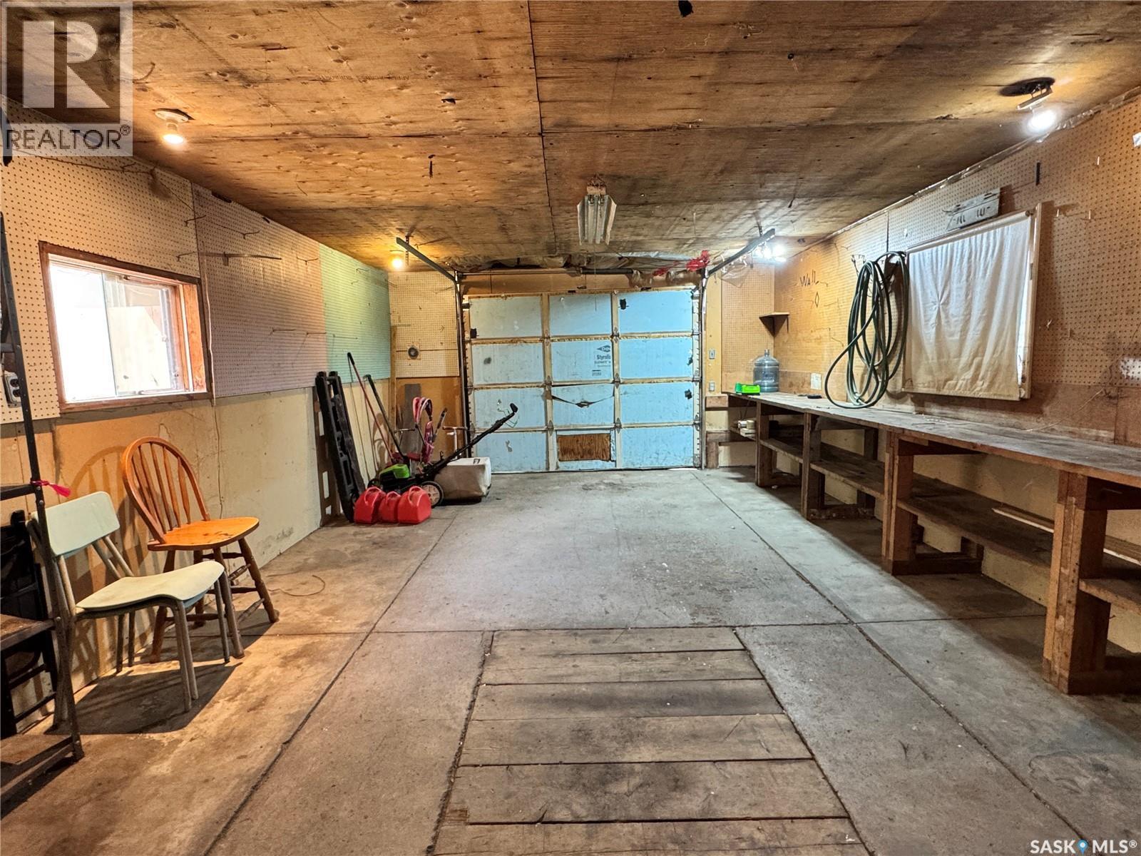 408 4Th Avenue E, Biggar, SK - Indoor Photo Showing Garage