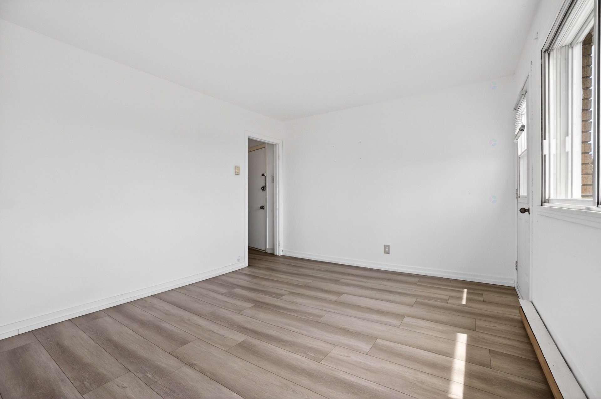 Salon - 9635 - A Rue J.-J.-Gagnier, Montréal (Ahuntsic-Cartierville), QC