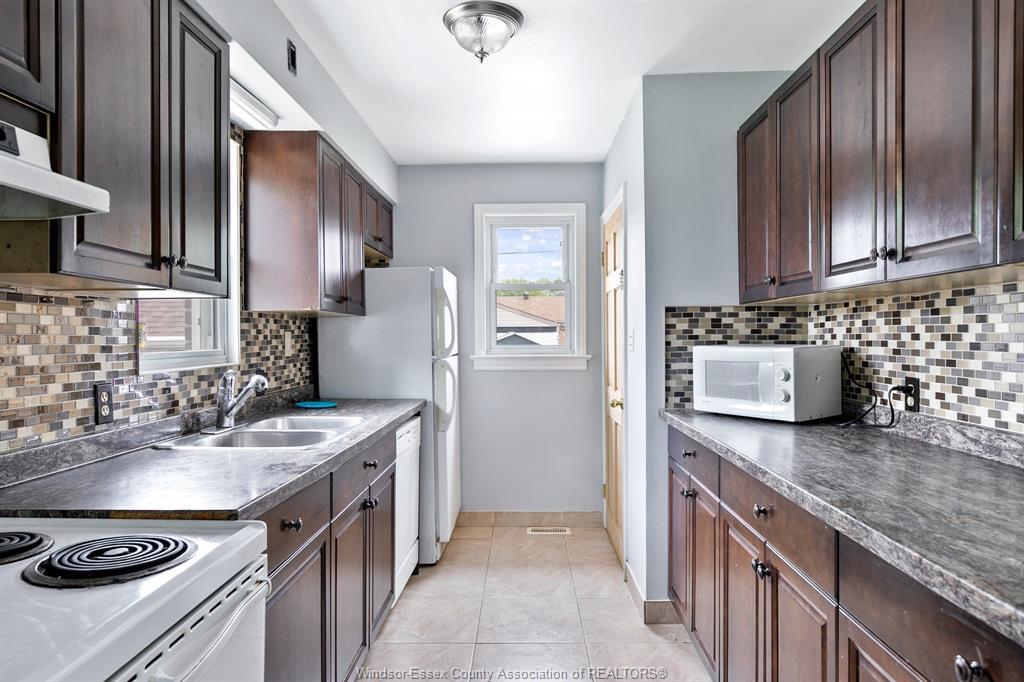 Upper-3200 Longfellow Avenue, Windsor, ON