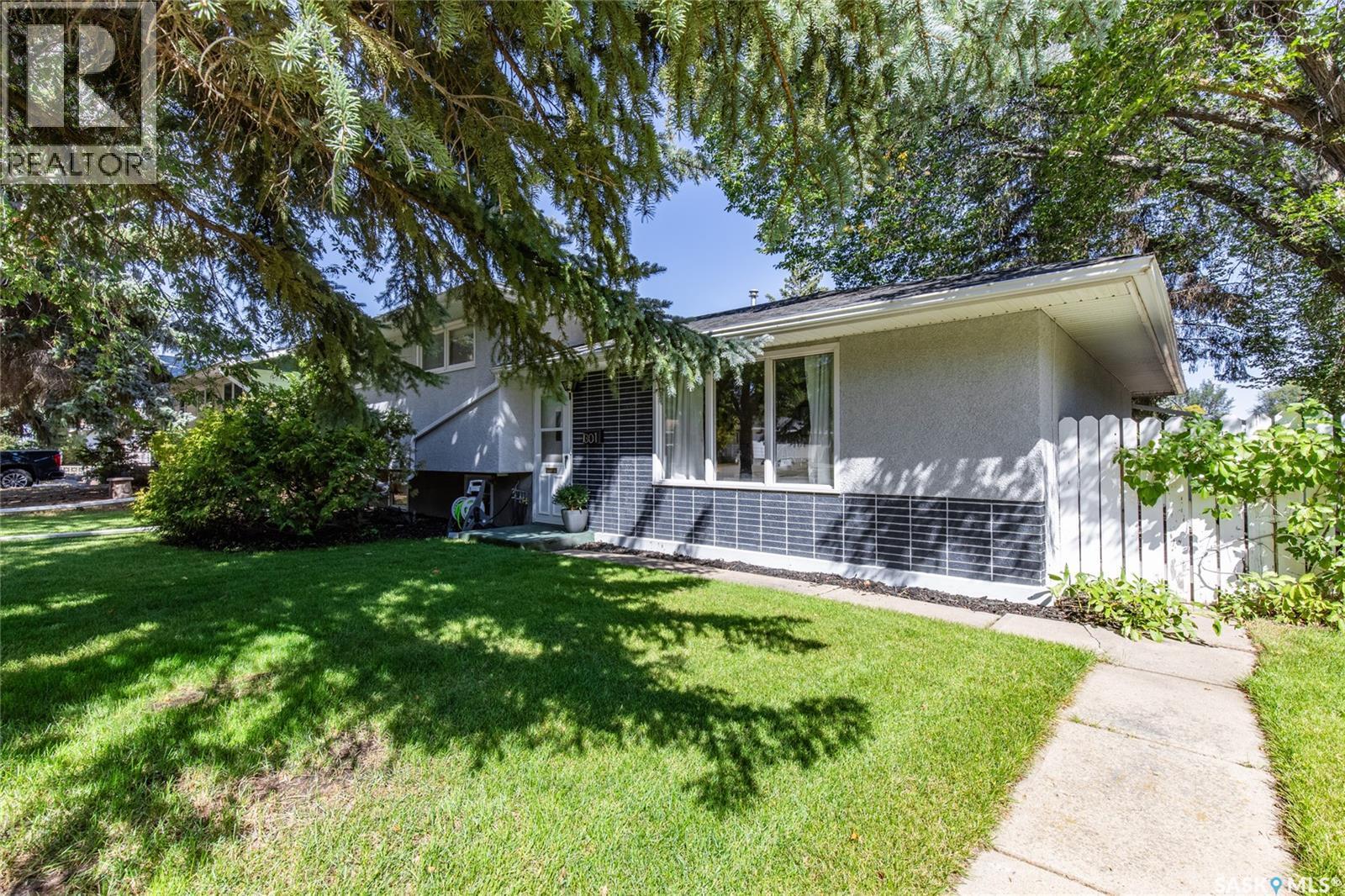 1301 Queen Crescent, Moose Jaw, SK