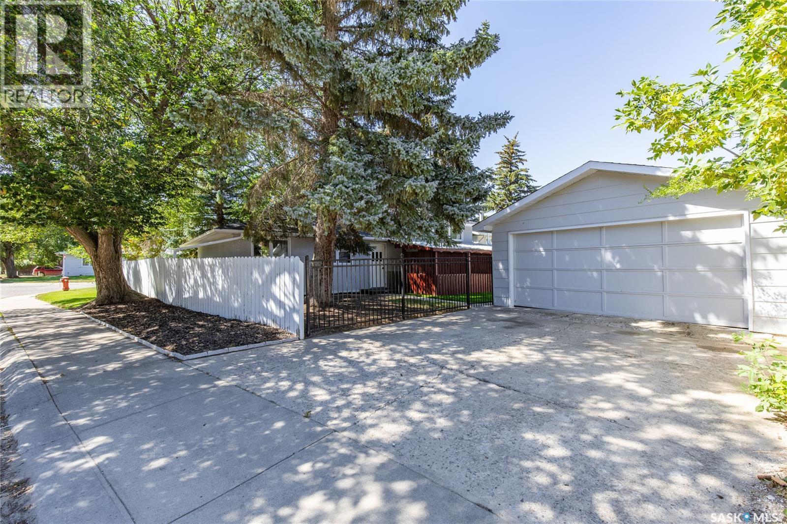 1301 Queen Crescent, Moose Jaw, SK