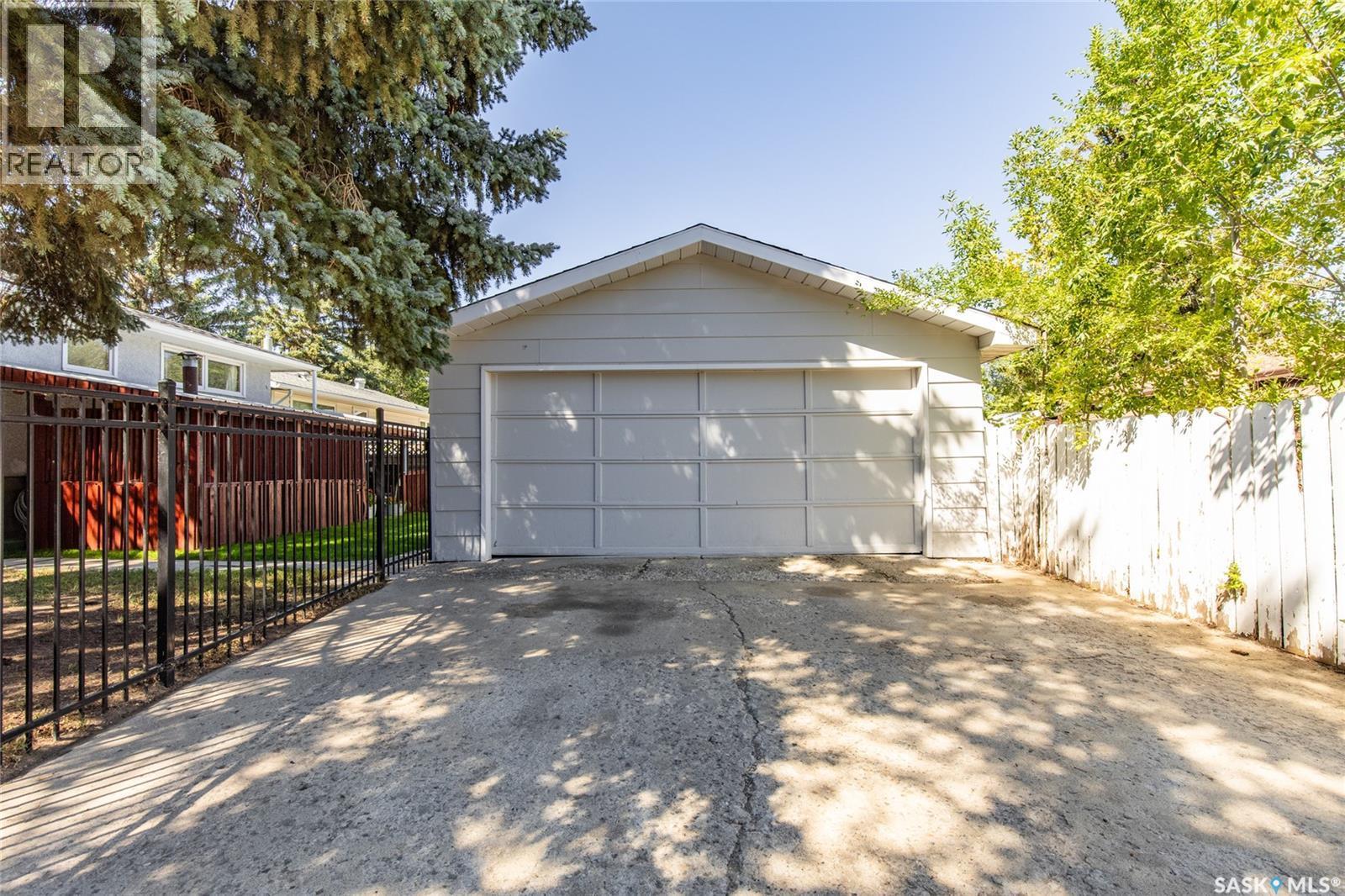 1301 Queen Crescent, Moose Jaw, SK