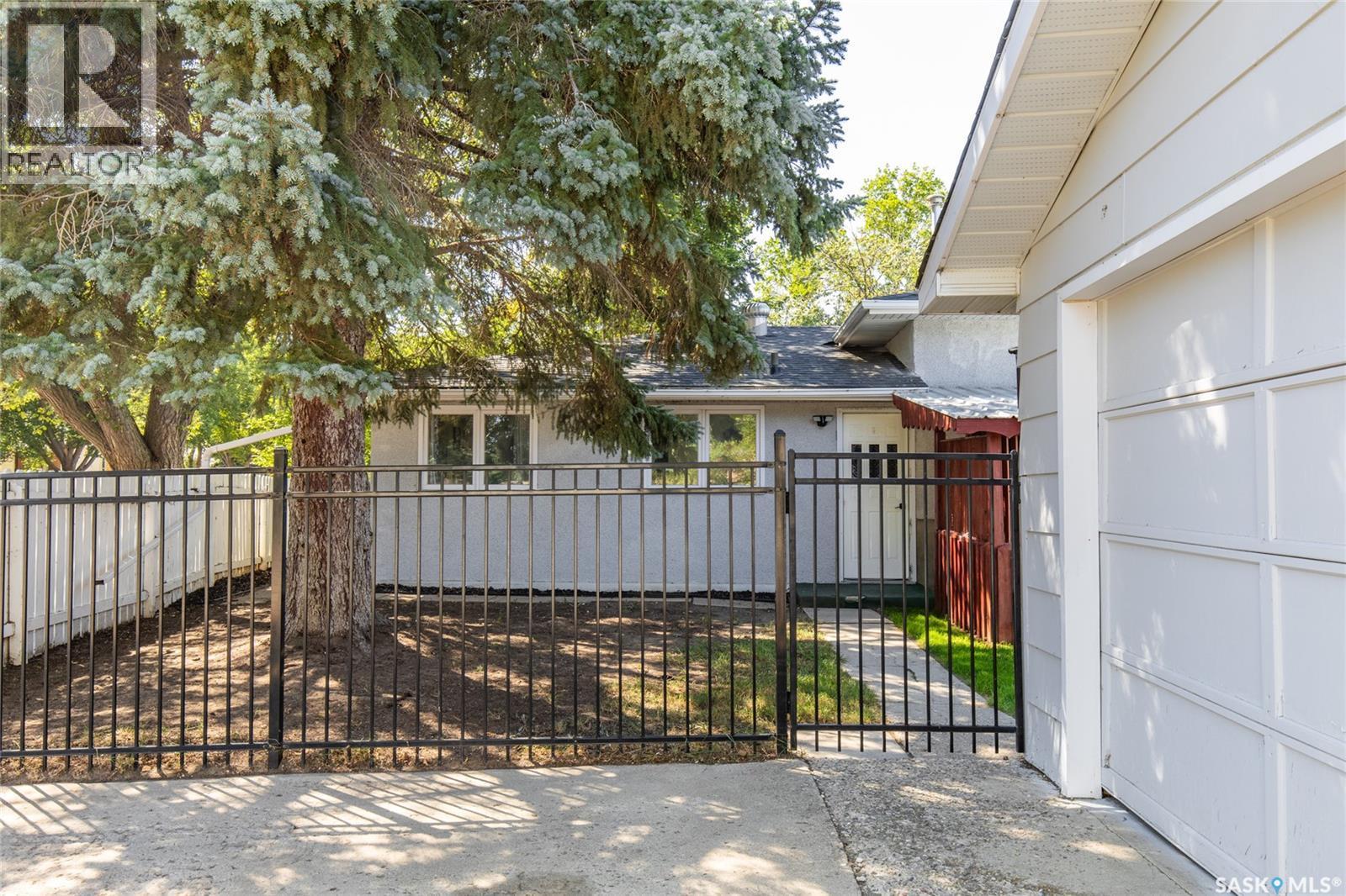 1301 Queen Crescent, Moose Jaw, SK