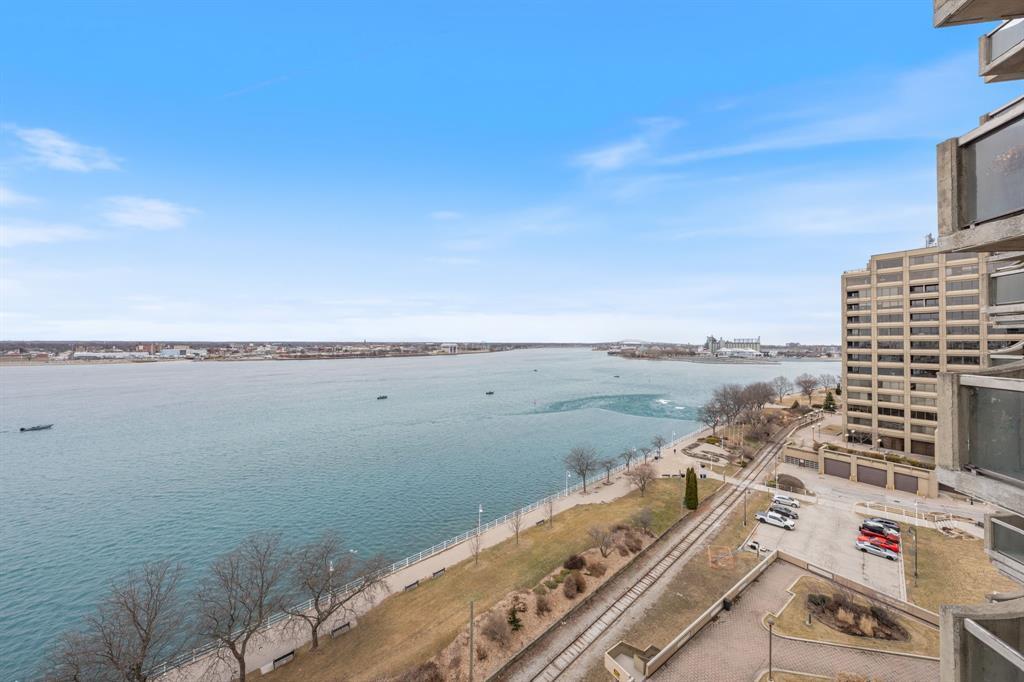909-155 Front Street North, Sarnia, ON