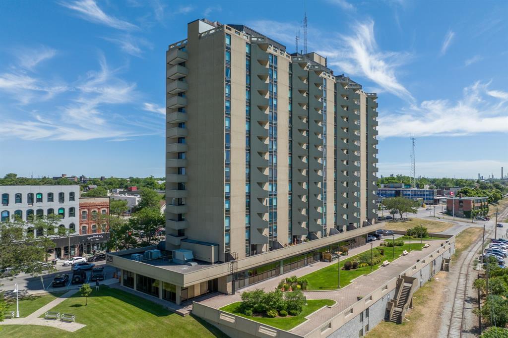 909-155 Front Street North, Sarnia, ON