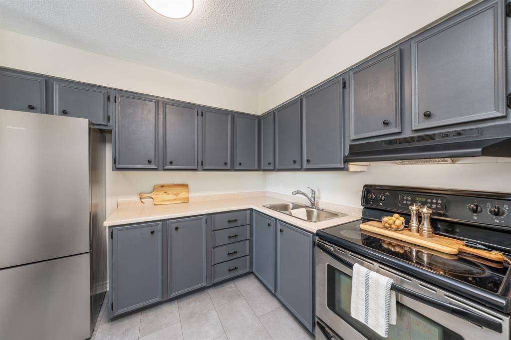 909-155 Front Street North, Sarnia, ON