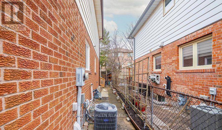 338 Hillside Drive, Mississauga, ON