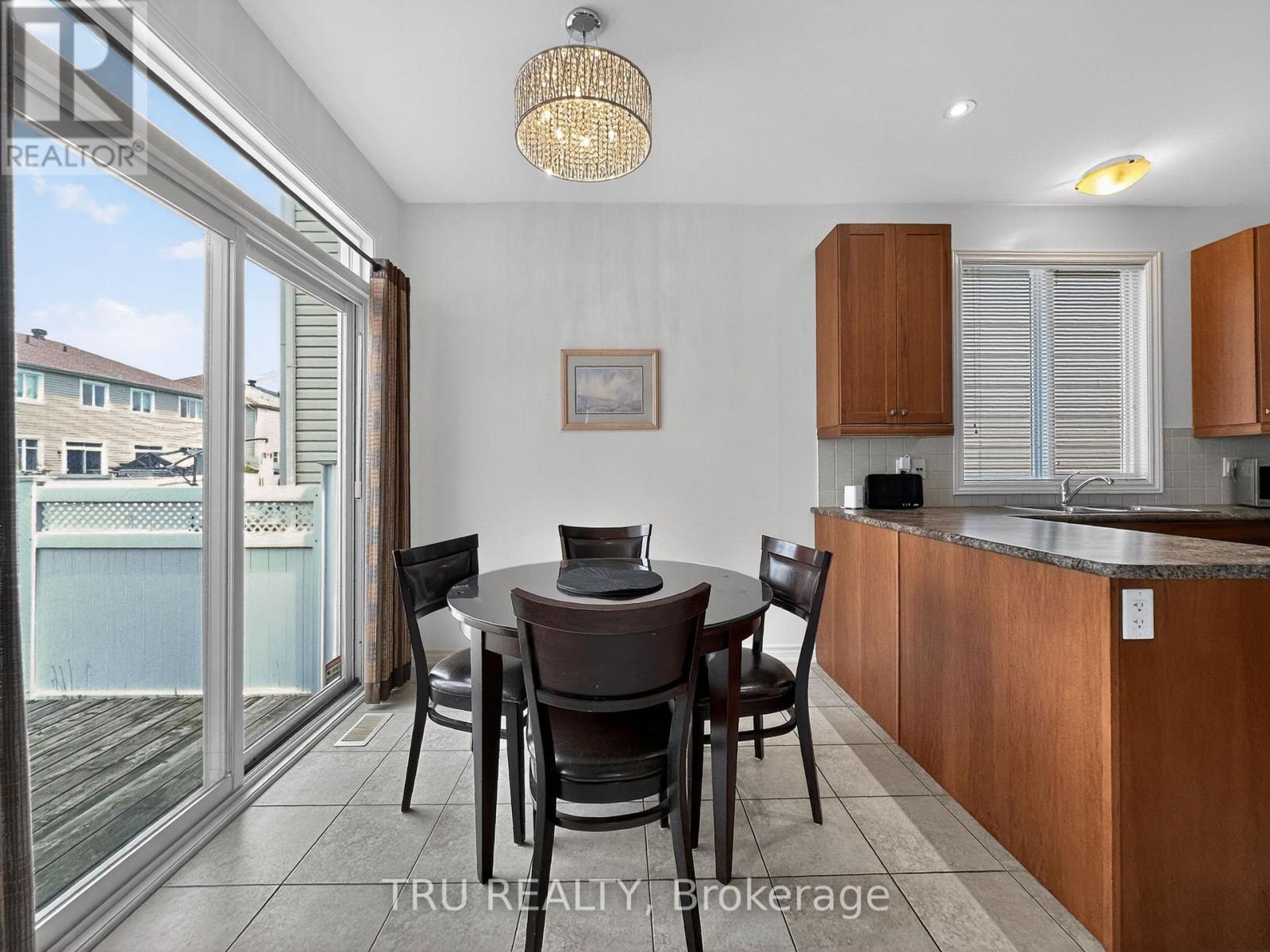Eat In Area - 2 - 200 Celtic Ridge Crescent, Ottawa, ON