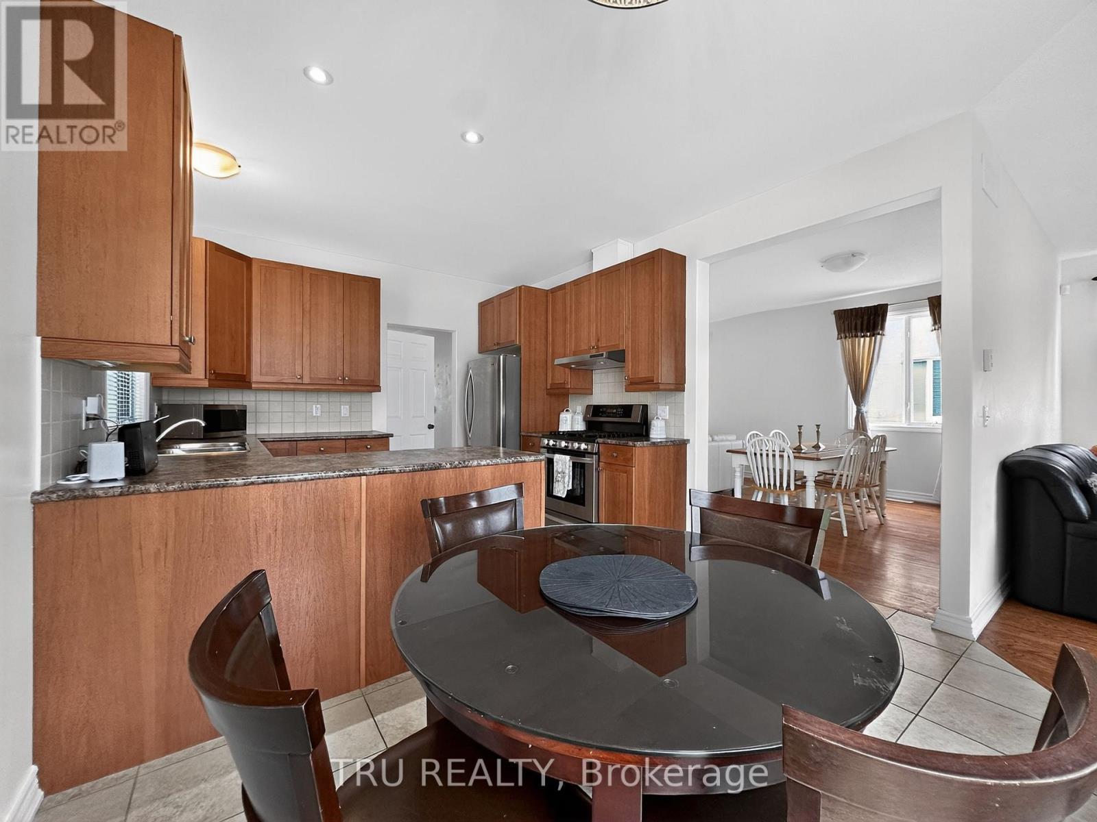 Eat In Area - 3 - 200 Celtic Ridge Crescent, Ottawa, ON