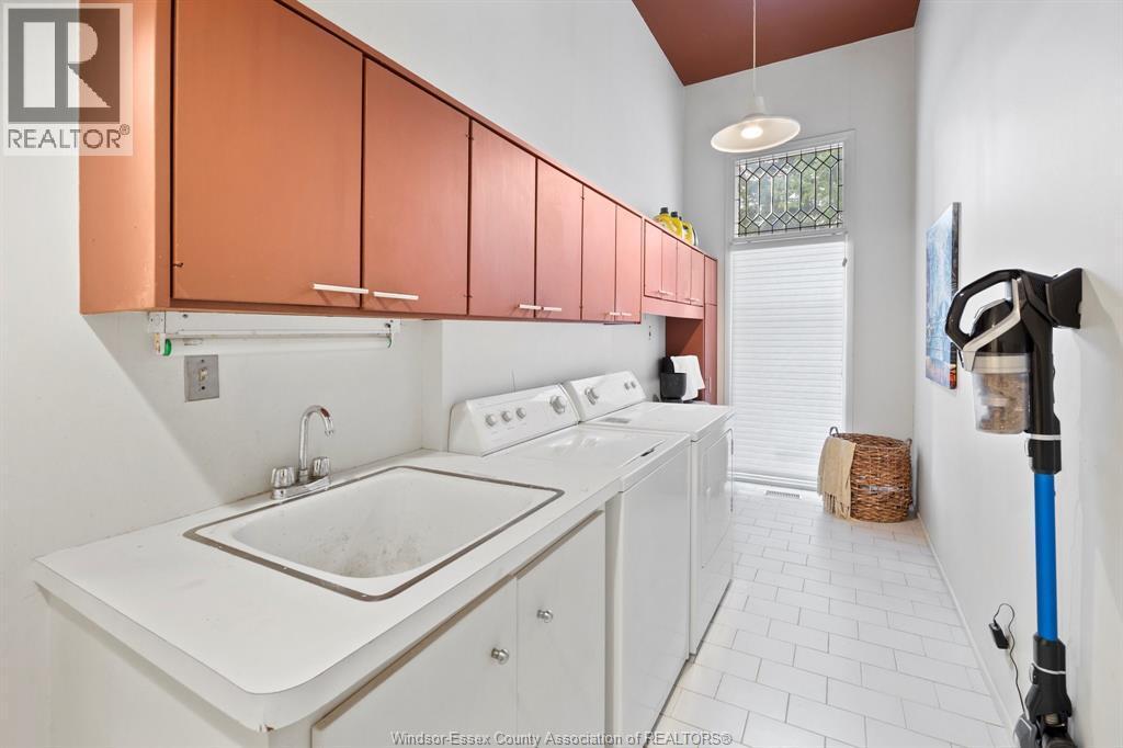 3521 Ouellette, Windsor, ON