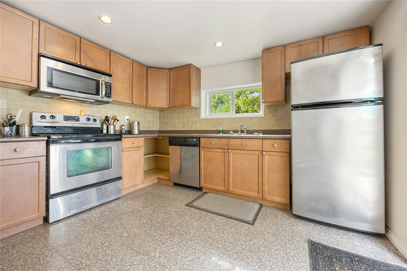 70 Hampton Rd, Saanich, BC
