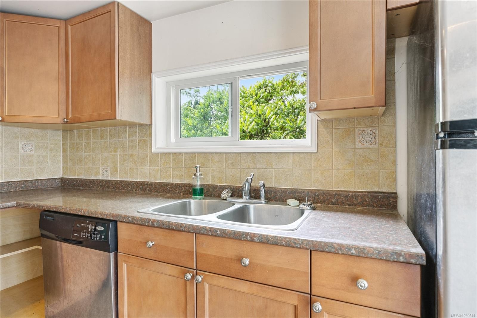 70 Hampton Rd, Saanich, BC