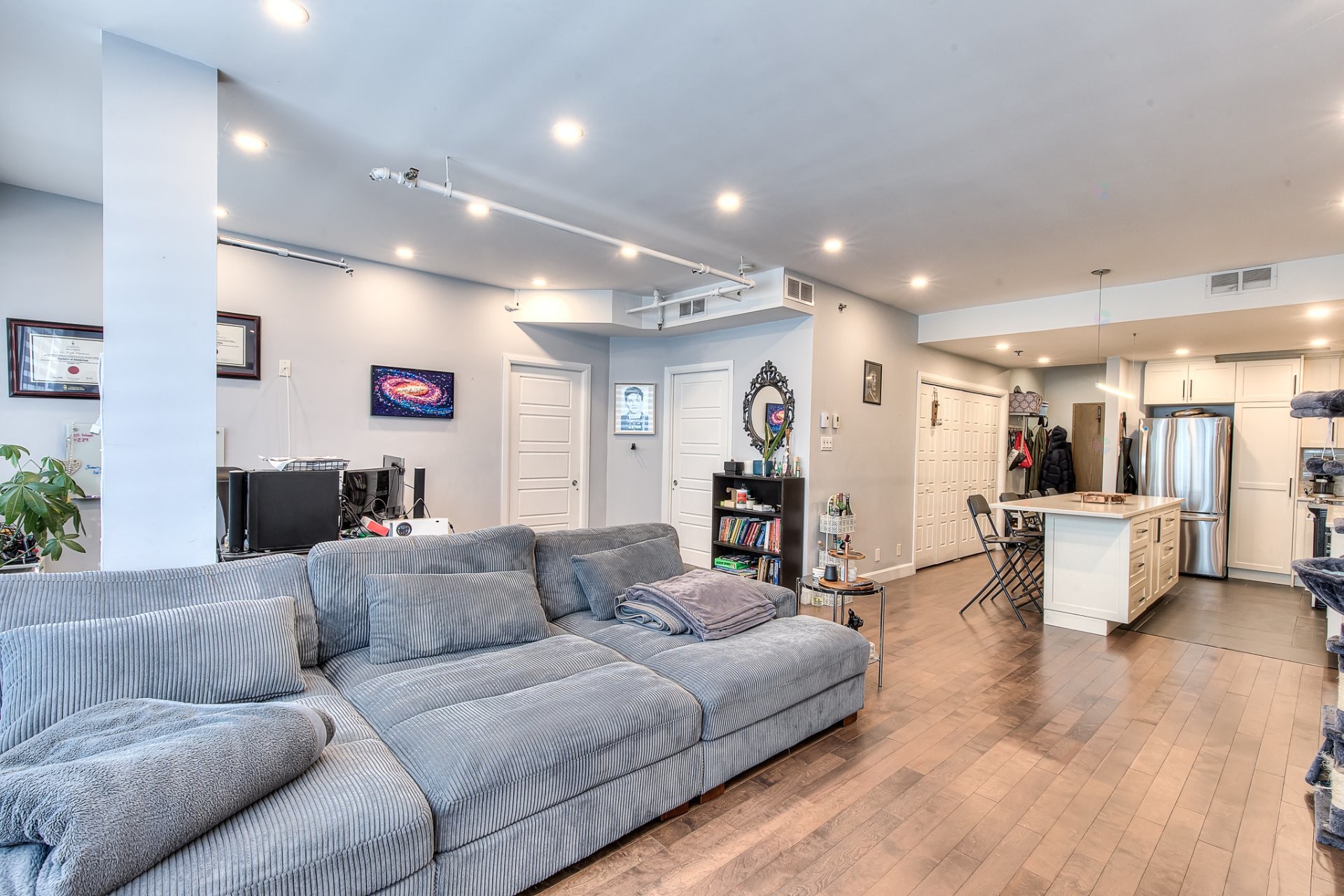 Salon - 504-1101 Rue St-Urbain, Montréal (Ville-Marie), QC