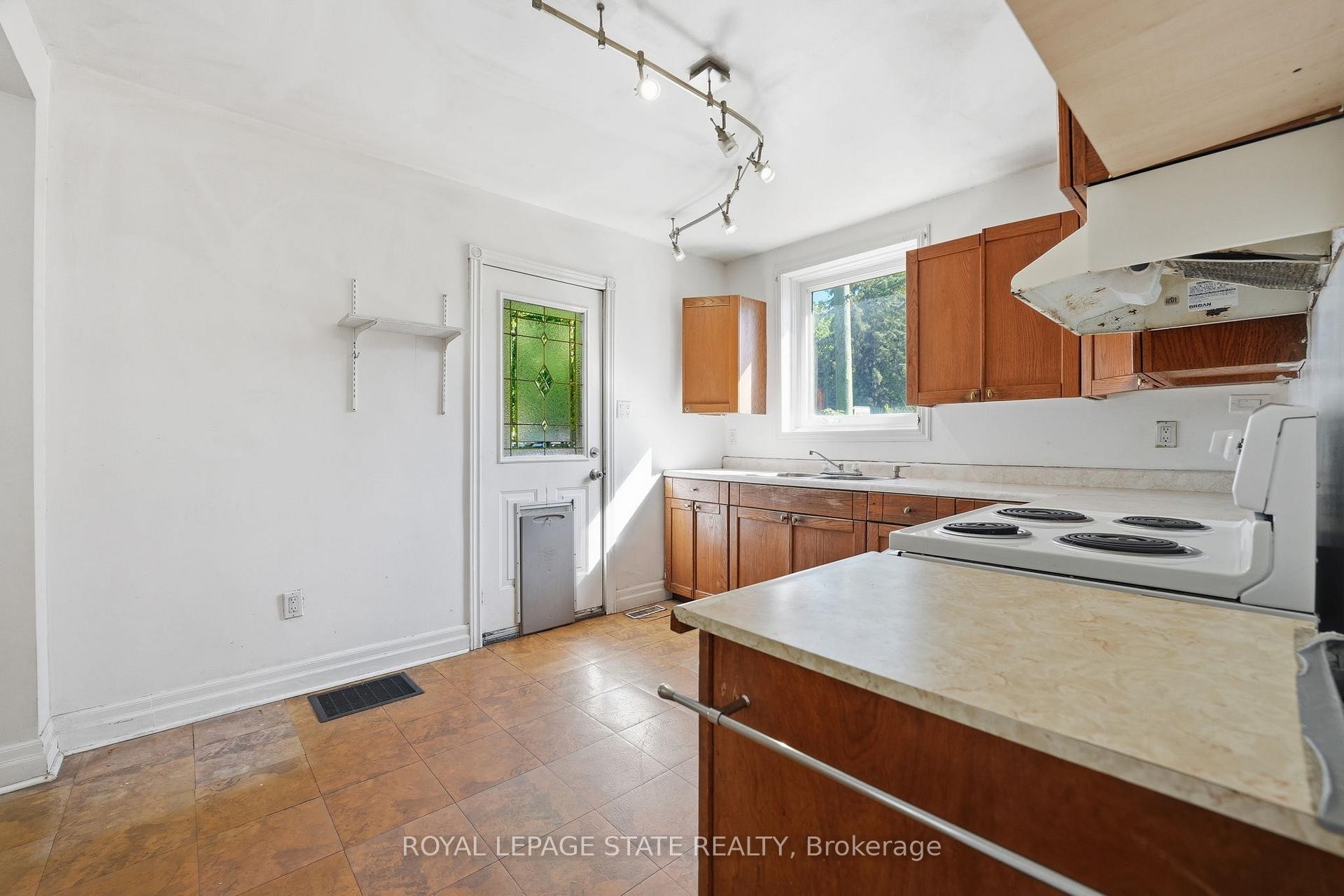 352 Parkside Drive, Hamilton, ON