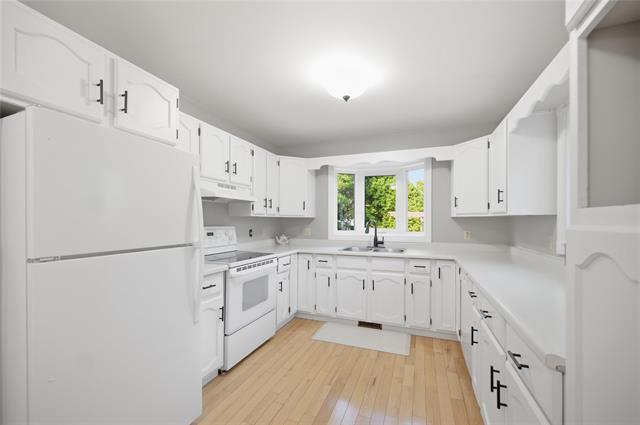 222 First St, Landmark, MB - Indoor Photo Showing Kitchen
