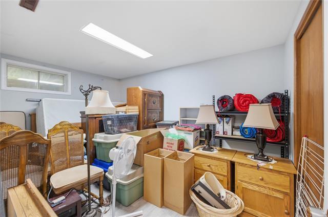 222 First St, Landmark, MB - Indoor
