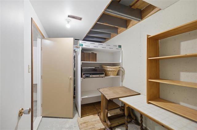 222 First St, Landmark, MB - Indoor