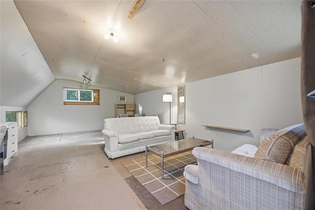 222 First St, Landmark, MB - Indoor