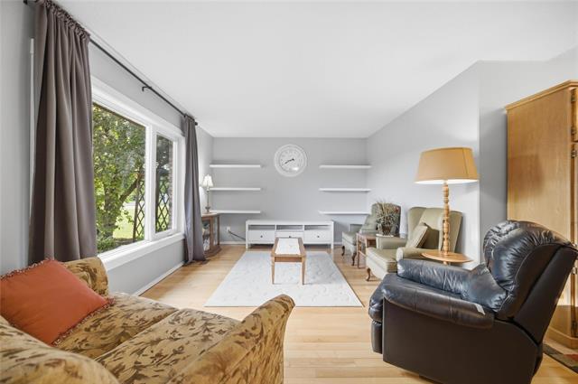 222 First St, Landmark, MB - Indoor Photo Showing Living Room