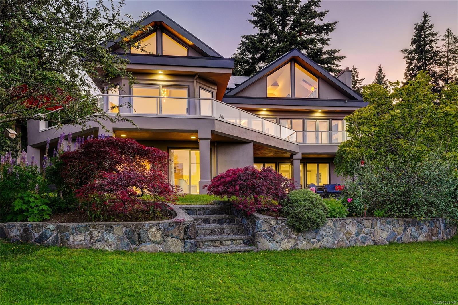 4961 Lochside Dr, Saanich, BC