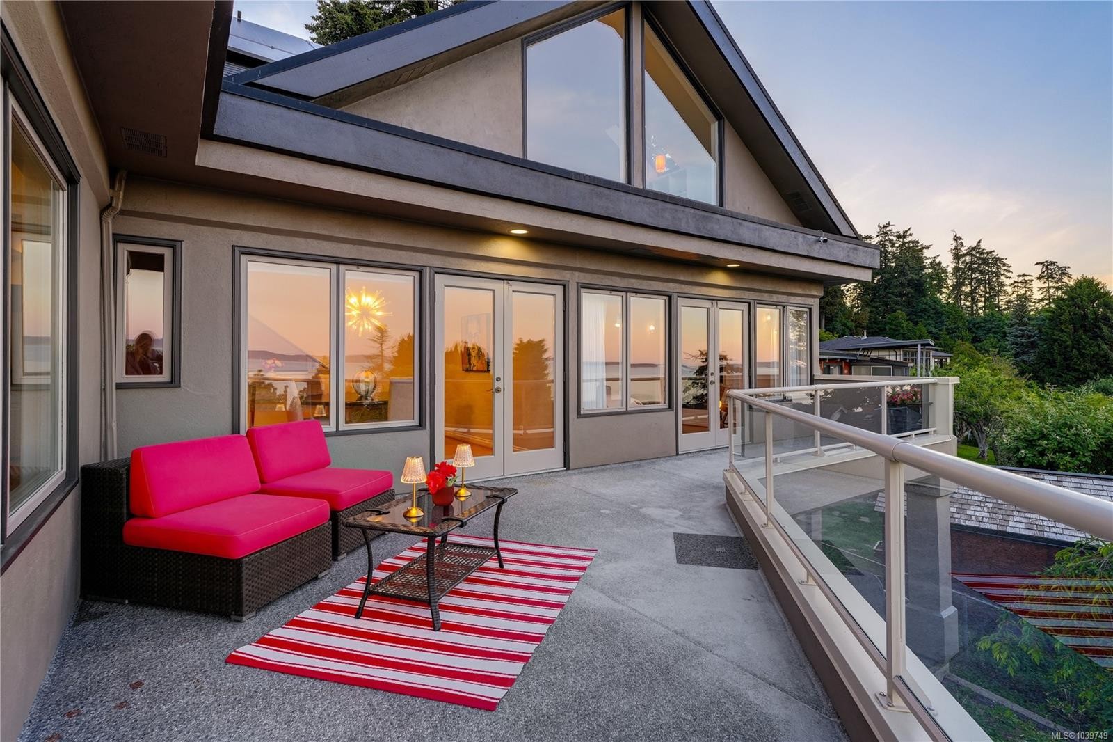4961 Lochside Dr, Saanich, BC