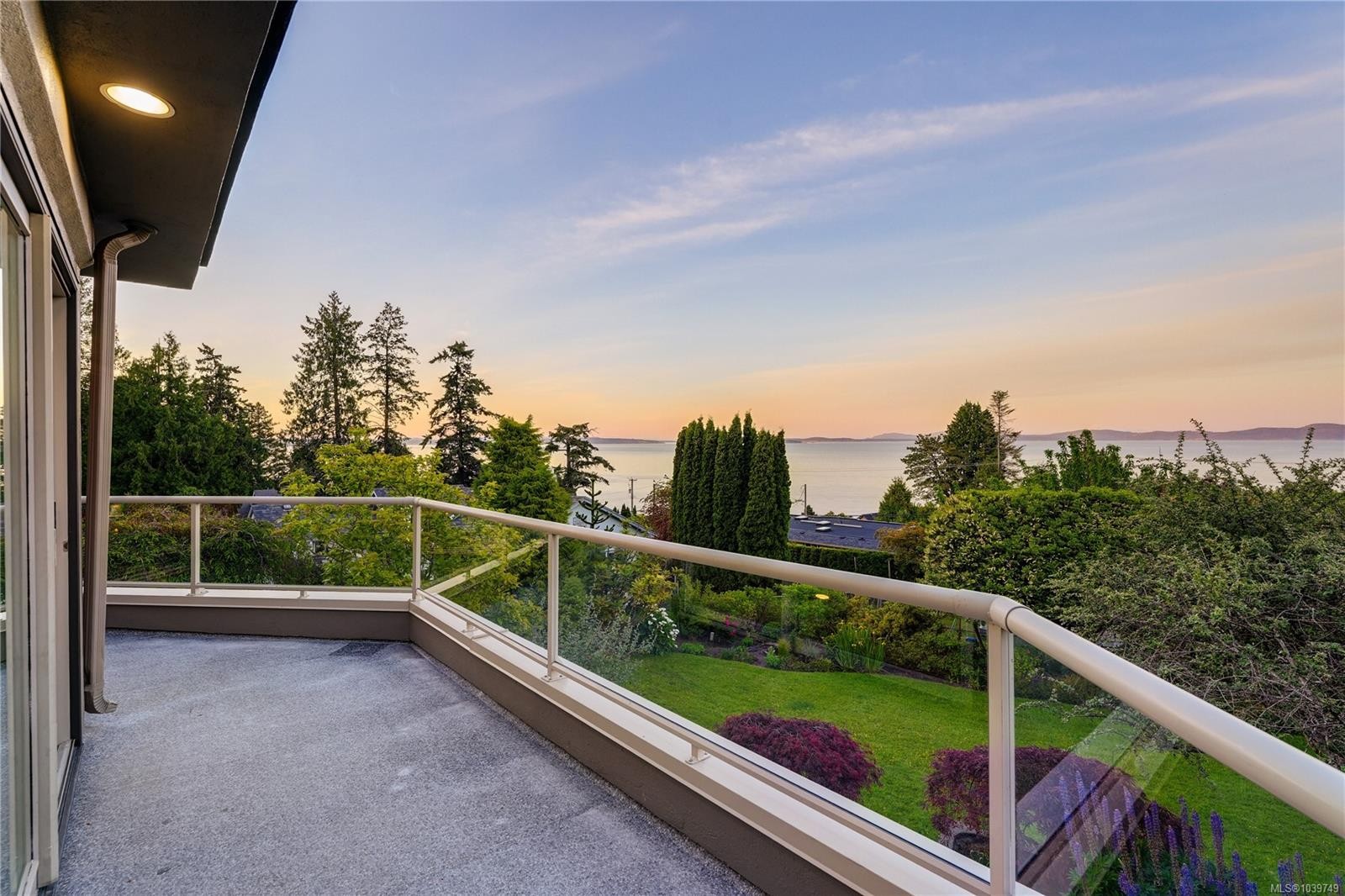 4961 Lochside Dr, Saanich, BC