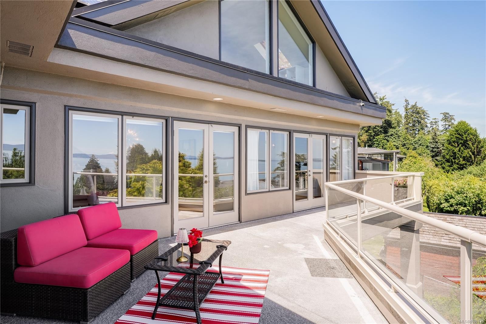 4961 Lochside Dr, Saanich, BC