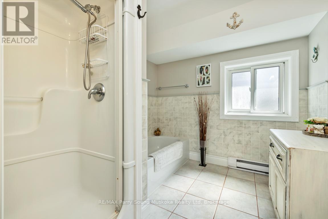 Main floor 4 pc bath - 5 Meharg Drive, Mckellar, ON