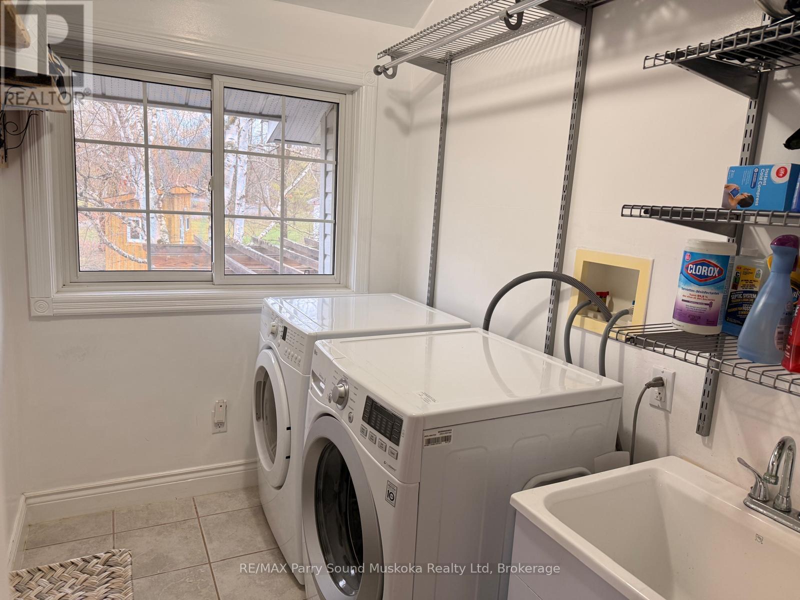 Convenient main floor laundry - 5 Meharg Drive, Mckellar, ON