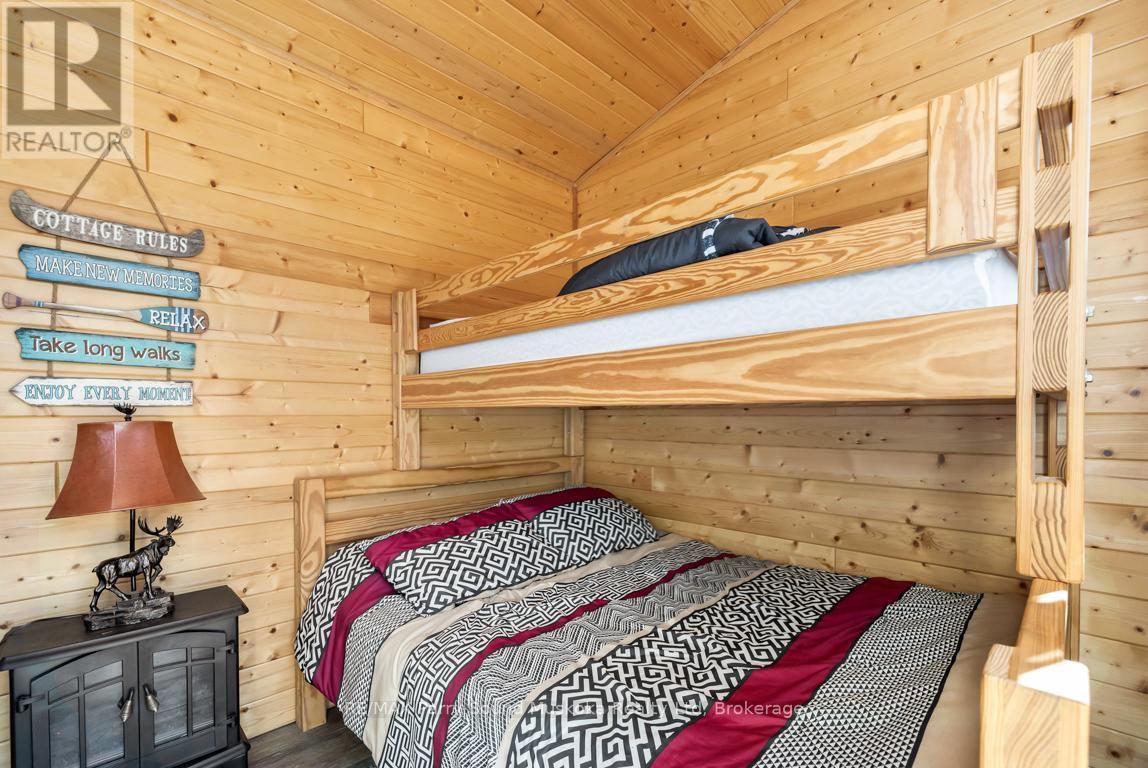 Cozy pine bunkie sleeps 5 - 5 Meharg Drive, Mckellar, ON