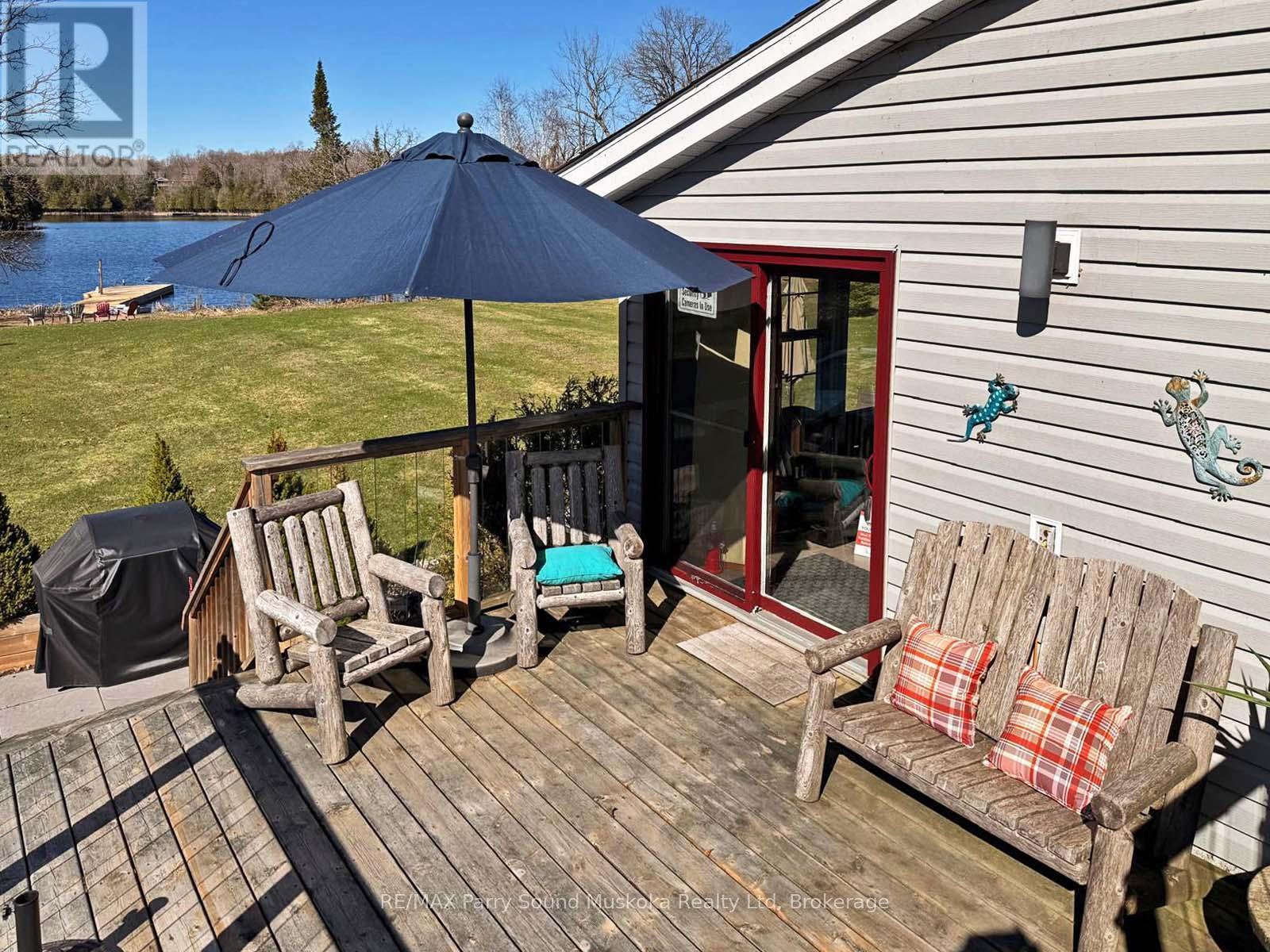 Multiple outdoor seating areas - 5 Meharg Drive, Mckellar, ON