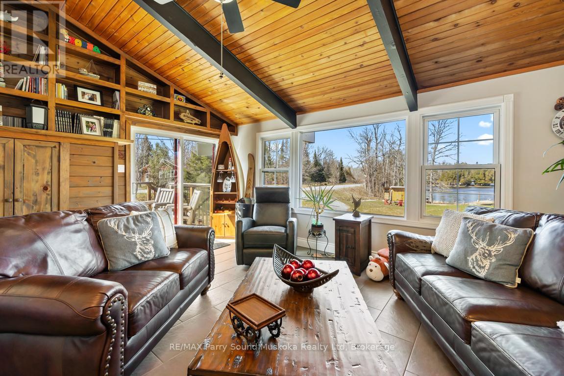Greatroom w Vaulted Ceilings, Walkout & Lakeviews - 5 Meharg Drive, Mckellar, ON
