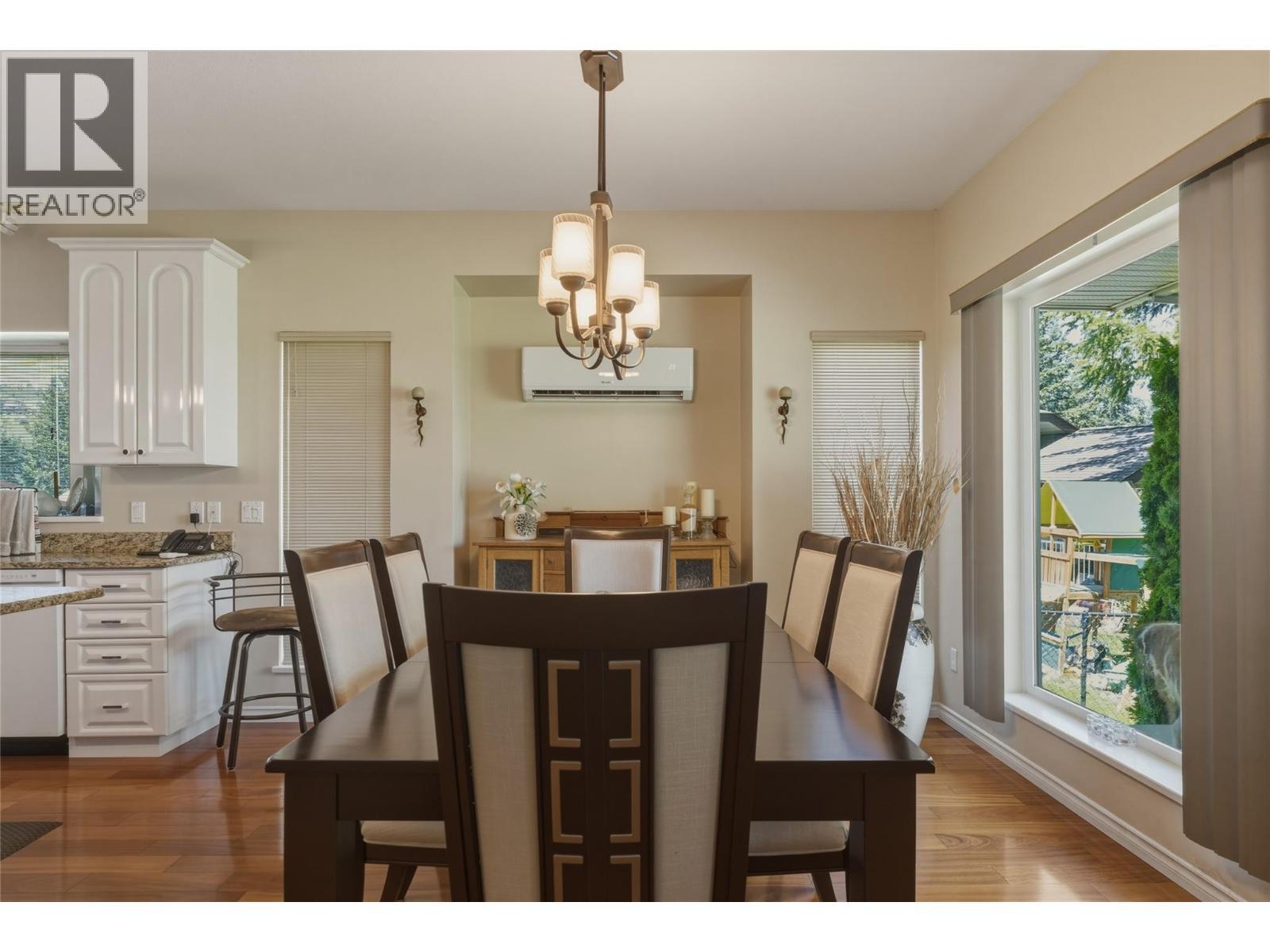 2642 Golf View Place, Blind Bay, BC - Indoor Photo Showing Dining Room