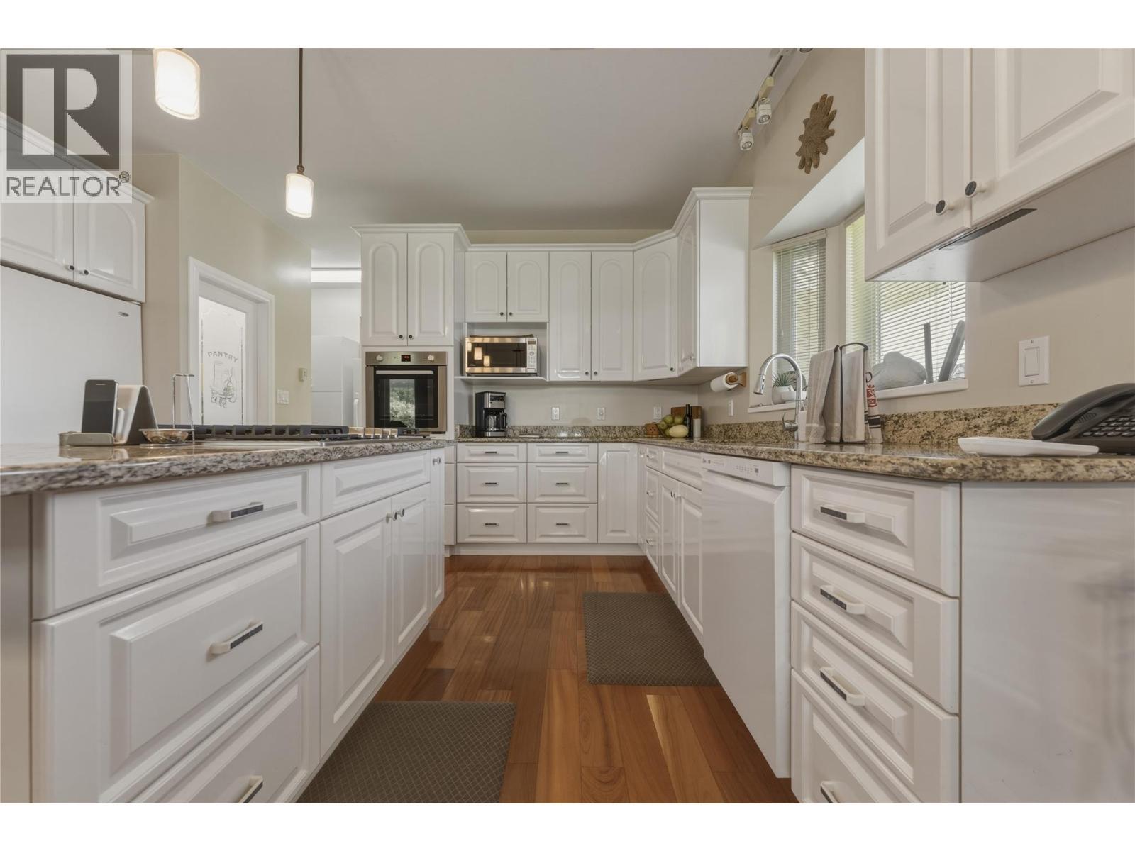 2642 Golf View Place, Blind Bay, BC - Indoor Photo Showing Kitchen With Upgraded Kitchen