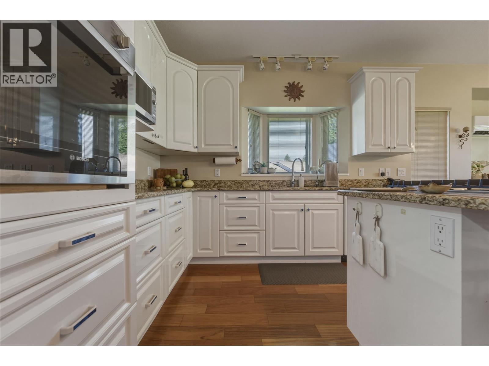 2642 Golf View Place, Blind Bay, BC - Indoor Photo Showing Kitchen