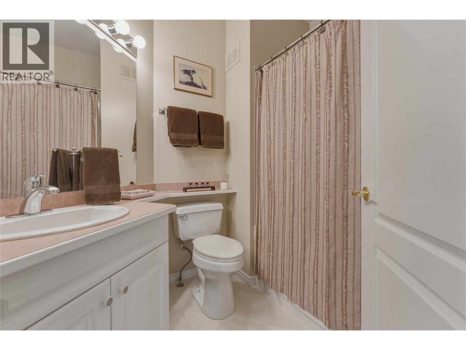 2642 Golf View Place, Blind Bay, BC - Indoor Photo Showing Bathroom