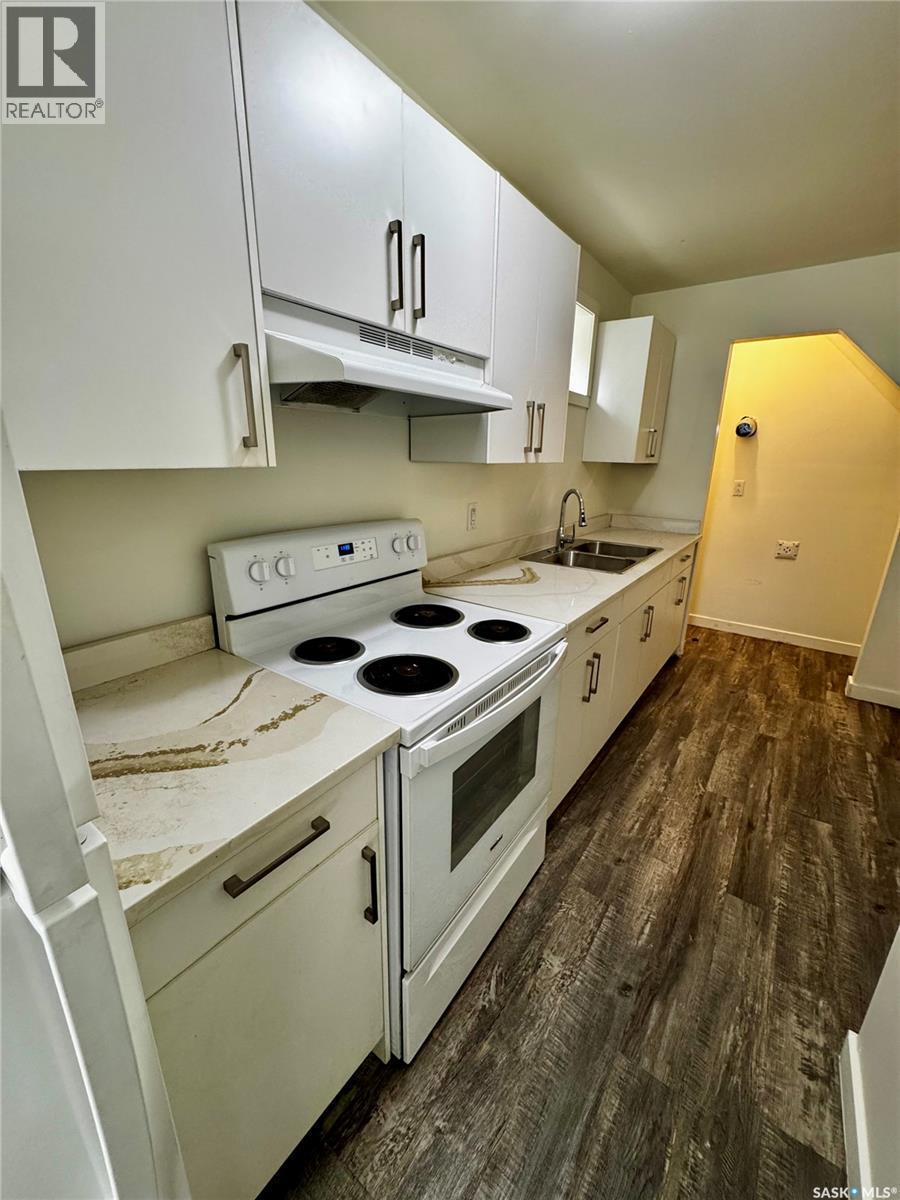 807 Weldon Avenue, Saskatoon, SK - Indoor Photo Showing Kitchen With Double Sink