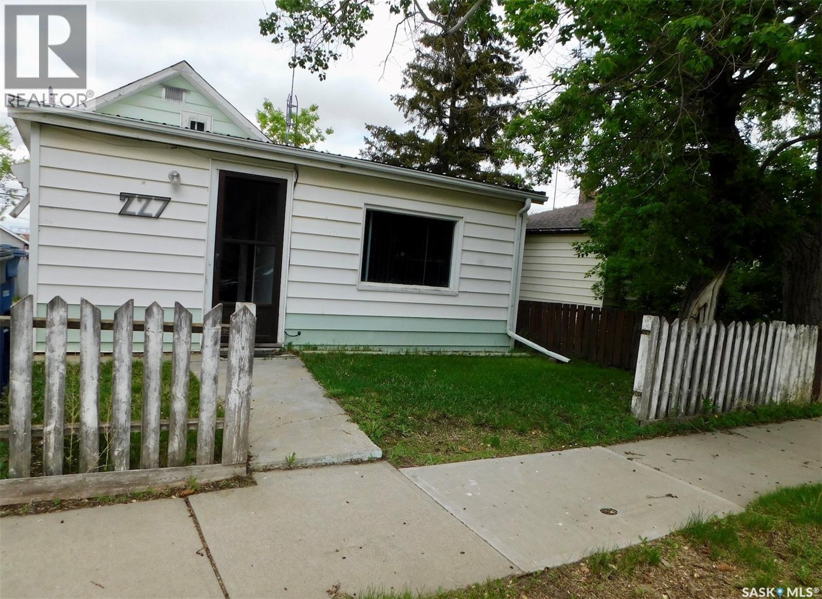 227 2Nd Avenue E, Assiniboia, SK