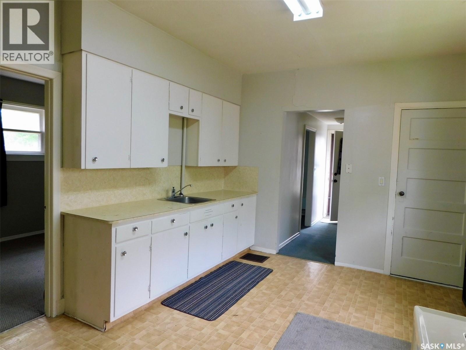 227 2Nd Avenue E, Assiniboia, SK