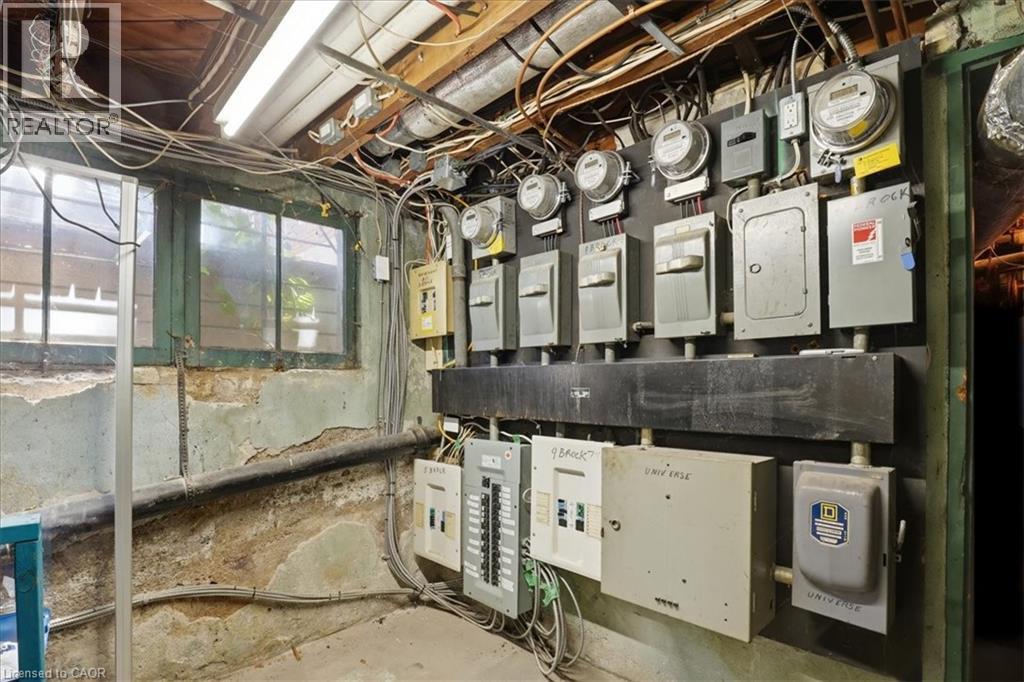 Image quality insufficient for description - 744 Queen Street S, Kitchener, ON
