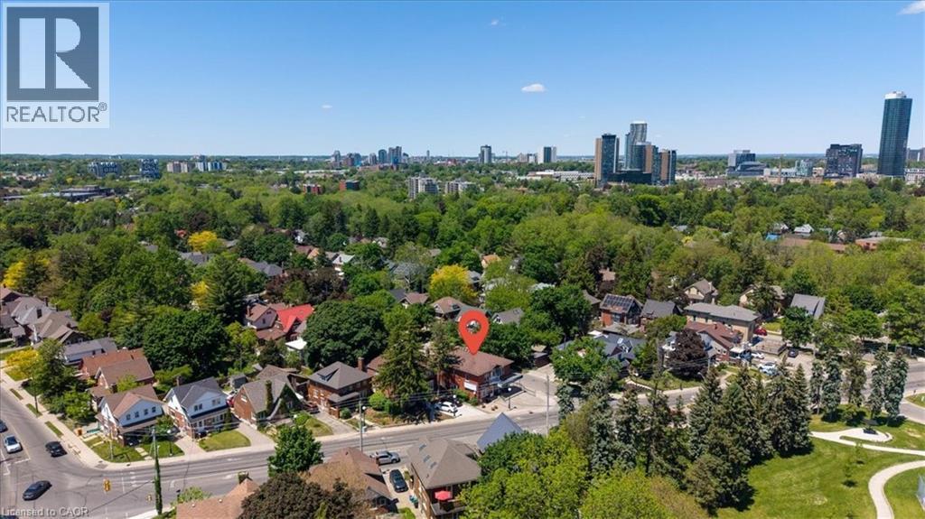 Image quality insufficient for description - 744 Queen Street S, Kitchener, ON