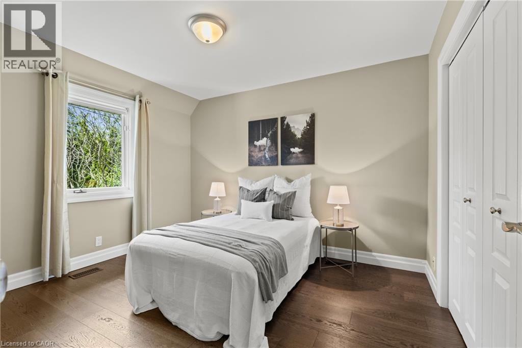 404 Hamilton Drive, Ancaster, ON - Indoor Photo Showing Bedroom