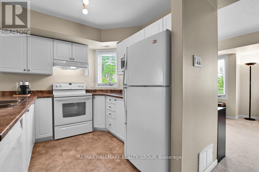 Bright and sunny kitchen. - 39 Strathaven Private, Ottawa, ON