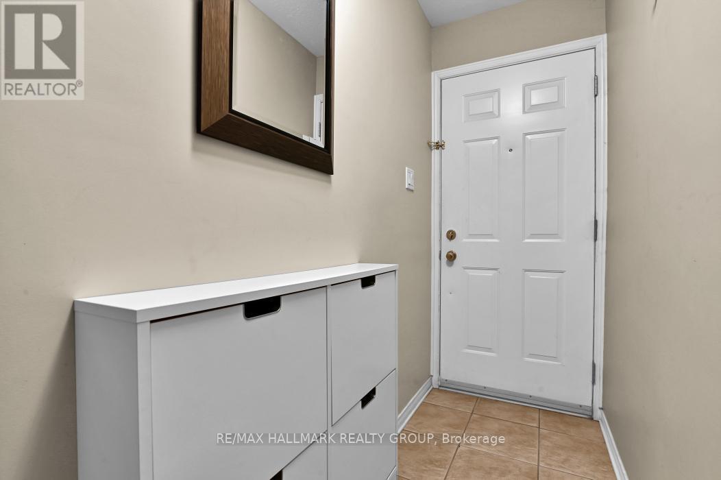 Foyer to welcome you home. - 39 Strathaven Private, Ottawa, ON